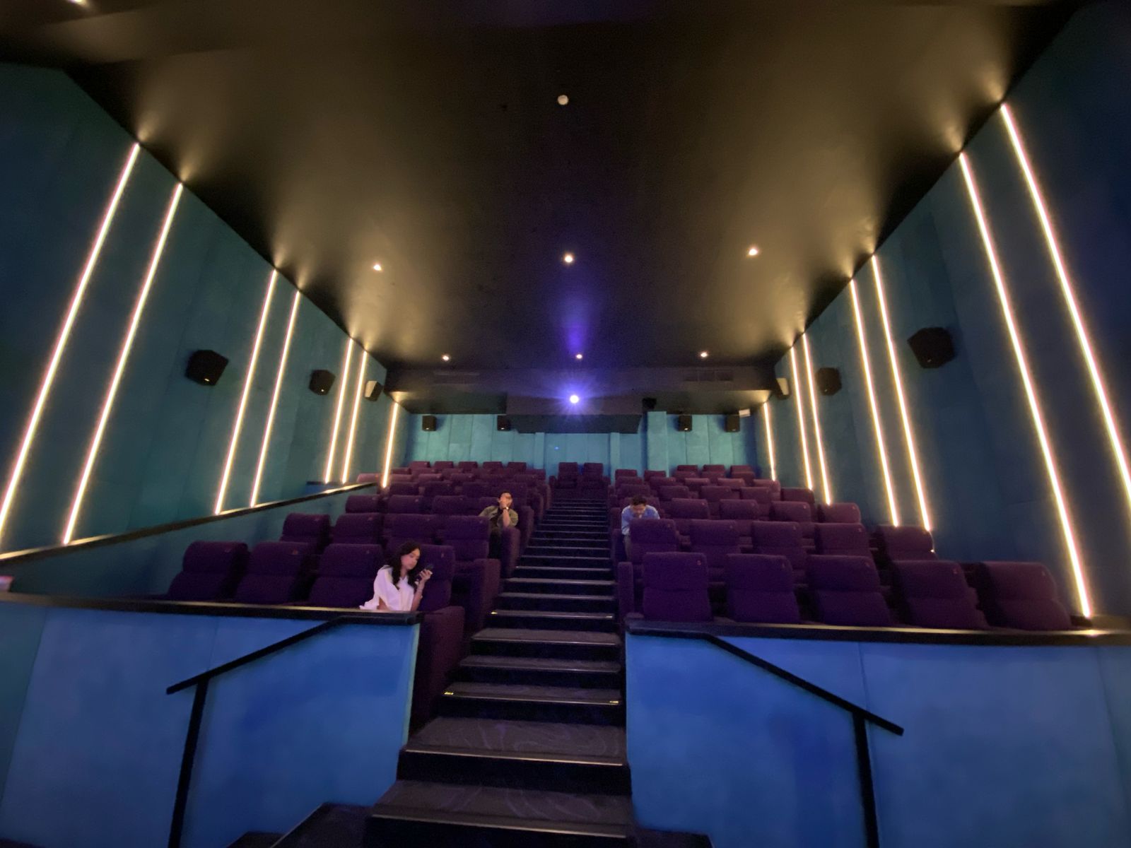 Harga tiket Platinum Cineplex Eastvara BSD - interior platinum cineplex - Beli tiket Platinum Cineplex online